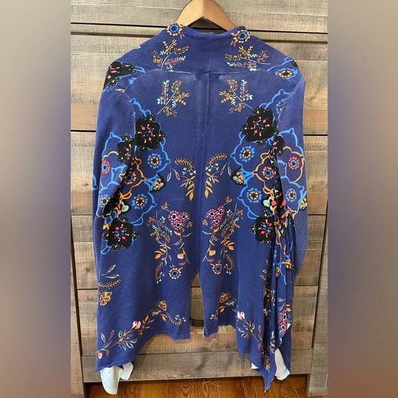 Blue floral sleeping on snow waterfall cardigan, size S - Picture 2 of 5